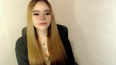 MAXXINE online show from April 4, 6:00 am