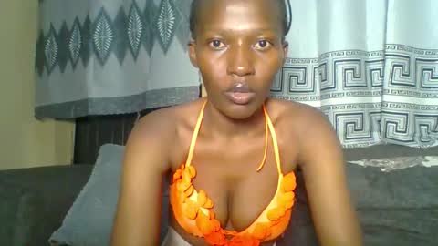 prettie_petitee online show from February 4, 10:54 am