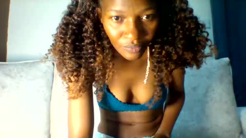 prettie_petitee online show from July 19, 8:40 am