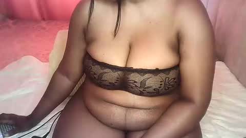 Snapshot of pretty_bums chatting on November 13, 10:47 am chichi online show from November 13, 10:47 am