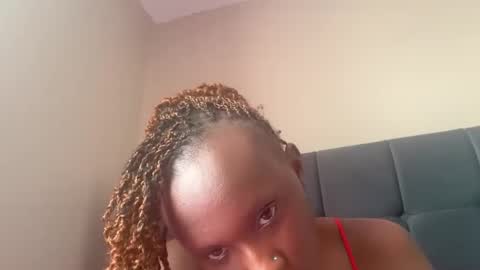 Snapshot of pretty_ellsie chatting on October 7, 8:00 am independent model online show from October 7, 8:00 am