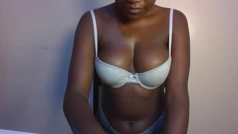 pretty_lucie online show from April 7, 4:07 pm