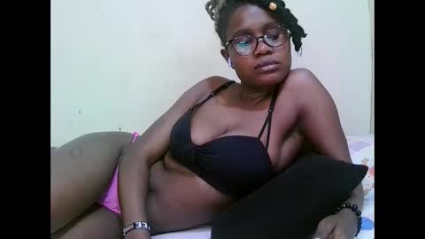 Snapshot of pretty_mellan chatting on February 2, 12:13 pm pretty_mellan online show from February 2, 12:13 pm