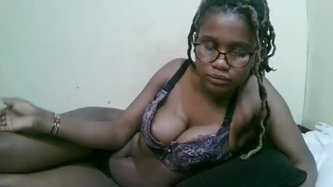 Snapshot of pretty_mellan chatting on February 19, 2:12 pm pretty_mellan online show from February 19, 2:12 pm