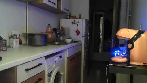 Snapshot of prettyalmaa chatting on December 24, 10:06 pm Alma online show from December 24, 10:06 pm