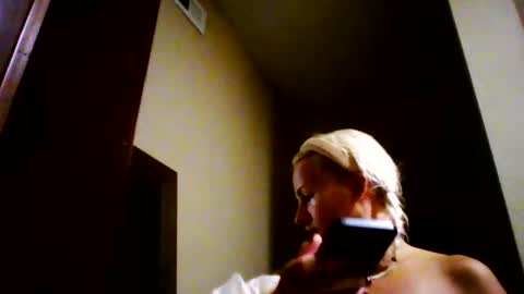 Snapshot of prettybabypetite chatting on November 16, 11:32 pm Missy Jack online show from November 16, 11:32 pm