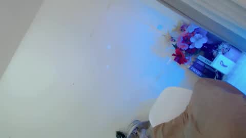 Snapshot of prettybadbitch28 chatting on June 7, 1:37 pm prettybadbitch28 online show from June 7, 1:37 pm