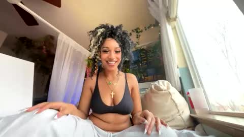 Snapshot of prettyblackgal chatting on February 2, 12:20 am prettyblackgal online show from February 2, 12:20 am