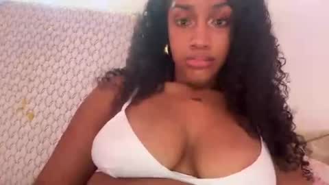 Snapshot of prettyblackgal chatting on August 4, 11:29 pm prettyblackgal online show from August 4, 11:29 pm
