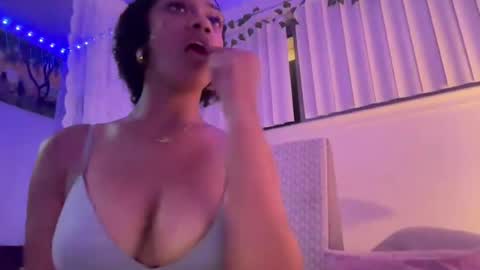 Snapshot of prettyblackgal chatting on August 7, 6:15 am prettyblackgal online show from August 7, 6:15 am