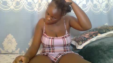 Snapshot of prettydarkskin002 chatting on February 1, 7:40 am SHANIA online show from February 1, 7:40 am
