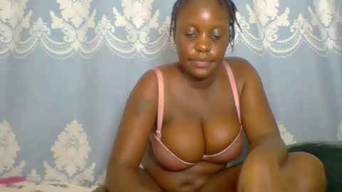 Snapshot of prettydarkskin002 chatting on February 14, 1:13 am SHANIA online show from February 14, 1:13 am