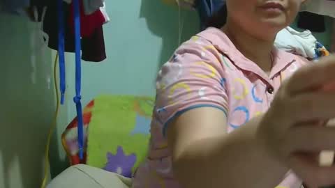 Snapshot of prettynhing chatting on December 15, 7:02 am Nhing online show from December 15, 7:02 am