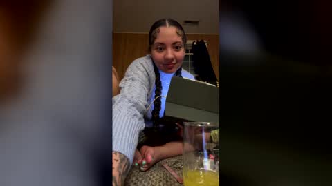 prettynnnpink online show from April 16, 4:02 am