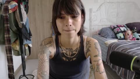 Snapshot of prettyrare chatting on April 6, 8:54 pm Juli online show from April 6, 8:54 pm