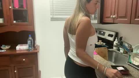 Snapshot of prettyyykittyyy22 chatting on February 11, 10:37 pm prettyyykittyyy22 online show from February 11, 10:37 pm