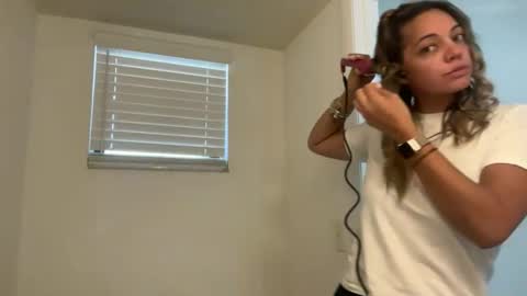 Snapshot of prettyyykittyyy22 chatting on February 13, 5:31 pm prettyyykittyyy22 online show from February 13, 5:31 pm