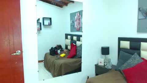 Snapshot of princess_violetx chatting on February 12, 11:27 am princess_violetx online show from February 12, 11:27 am