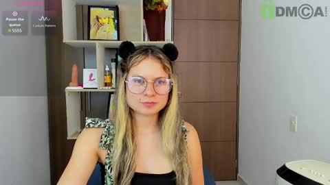 Snapshot of princessmariana25 chatting on October 18, 8:53 pm princessmariana25 online show from October 18, 8:53 pm