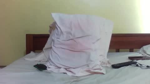 Snapshot of princessmiles2 chatting on October 22, 4:35 am phelly online show from October 22, 4:35 am