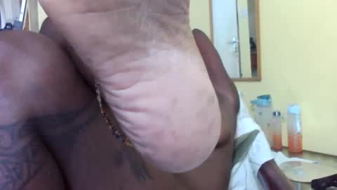 Snapshot of princessmiles2 chatting on December 18, 6:47 pm phelly online show from December 18, 6:47 pm