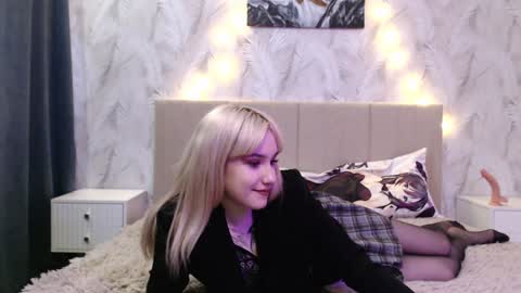Snapshot of princessshy___ chatting on December 15, 12:17 pm 18 y.o online show from December 15, 12:17 pm