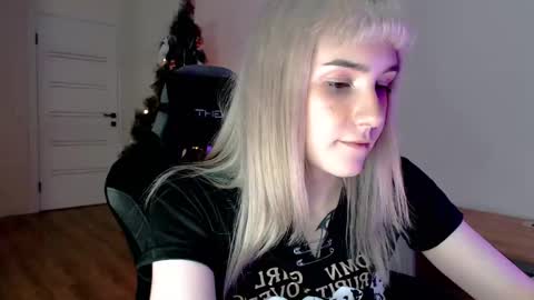 Snapshot of princessshy___ chatting on February 18, 5:42 pm 18 y.o online show from February 18, 5:42 pm