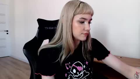 Snapshot of princessshy___ chatting on February 21, 12:39 pm 18 y.o online show from February 21, 12:39 pm