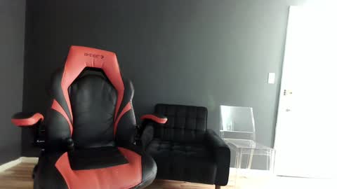 Snapshot of puddinforlife chatting on January 3, 3:38 am Krystle online show from January 3, 3:38 am