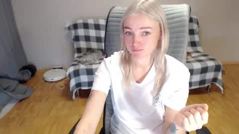 Snapshot of puma_ma chatting on February 4, 4:07 am Polly online show from February 4, 4:07 am