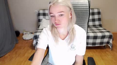 Snapshot of puma_ma chatting on February 8, 3:32 am Polly online show from February 8, 3:32 am