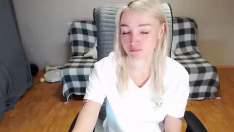 Snapshot of puma_ma chatting on February 11, 3:33 am Polly online show from February 11, 3:33 am