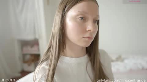 Snapshot of pureangeldolores chatting on October 29, 12:18 pm i dont do shows for free. watching here silently and waiting for me to start showing you something for free is useless online show from October 29, 12:18 pm