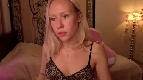 Snapshot of pureeangel chatting on June 25, 3:38 pm Megan online show from June 25, 3:38 pm