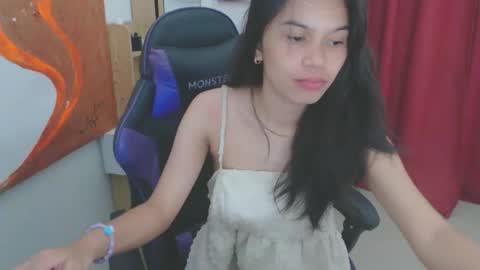 Snapshot of pussiswet_xx chatting on March 27, 11:43 am jessy online show from March 27, 11:43 am