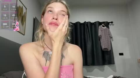 Snapshot of pussymoneywet chatting on June 15, 3:14 pm Lina online show from June 15, 3:14 pm