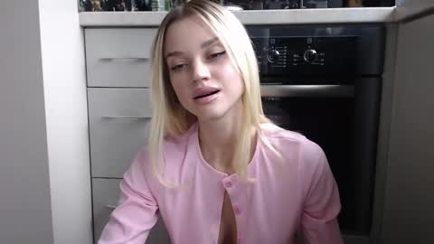 Snapshot of qeeensgambit chatting on December 10, 11:00 am Milana online show from December 10, 11:00 am