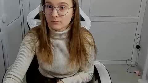 Amelie online show from April 10, 1:05 pm