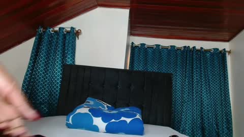 Queen armani online show from February 6, 4:10 am