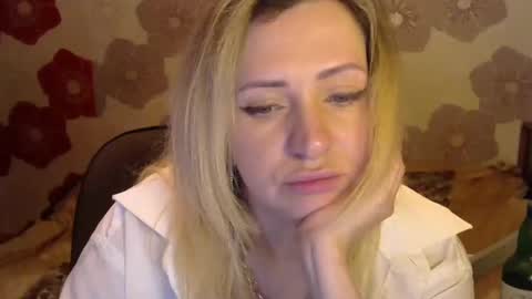 Snapshot of queen_daenerys chatting on December 2, 1:14 am Queen Daenerys online show from December 2, 1:14 am