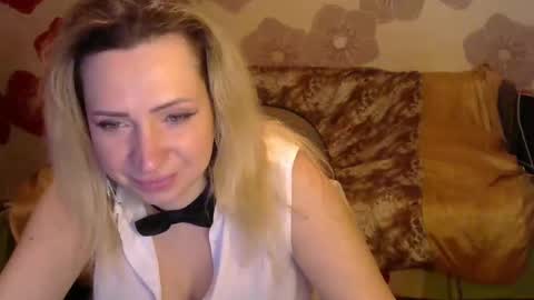 Snapshot of queen_daenerys chatting on December 15, 6:04 pm Queen Daenerys online show from December 15, 6:04 pm