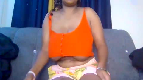 Snapshot of queen_doli chatting on June 4, 7:47 am queen_doli online show from June 4, 7:47 am