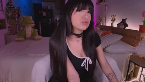 Snapshot of queen_gummy chatting on February 28, 1:17 am saloo online show from February 28, 1:17 am