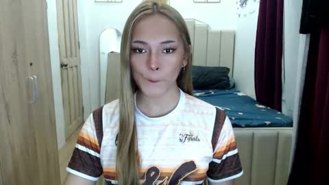 Snapshot of queen_heart0 chatting on May 10, 1:55 am shawny online show from May 10, 1:55 am