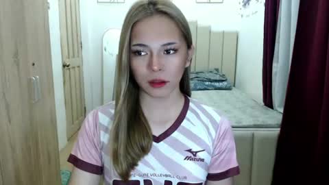 Snapshot of queen_heart0 chatting on June 17, 12:46 am shawny online show from June 17, 12:46 am