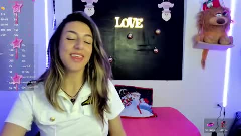 Snapshot of queen_natttyy chatting on December 3, 6:04 am queen_natttyy online show from December 3, 6:04 am