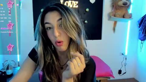 Snapshot of queen_natttyy chatting on December 4, 4:43 am queen_natttyy online show from December 4, 4:43 am