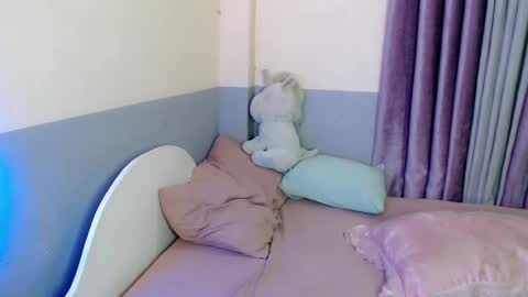 Snapshot of queenbee_mistress chatting on February 15, 12:54 pm queenbee_mistress online show from February 15, 12:54 pm