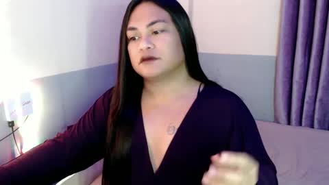 Snapshot of queenbee_mistress chatting on February 16, 8:43 am queenbee_mistress online show from February 16, 8:43 am