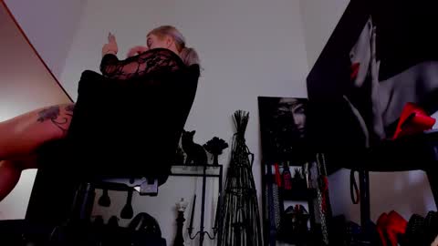 Misscatsnow online show from February 5, 2:05 am